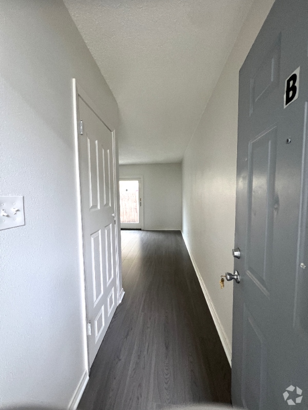 Building Photo - 1827 W Glencrest Ave Rental