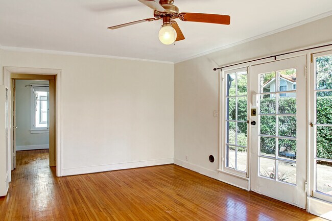 Living room - 801 N June St