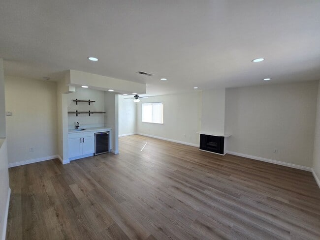 Building Photo - HUNTINGTON314 Unit B