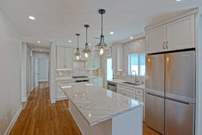 Completely Remodeled, Bright & Airy 3BR2BA... - Completely Remodeled, Bright & Airy 3BR2BA... House