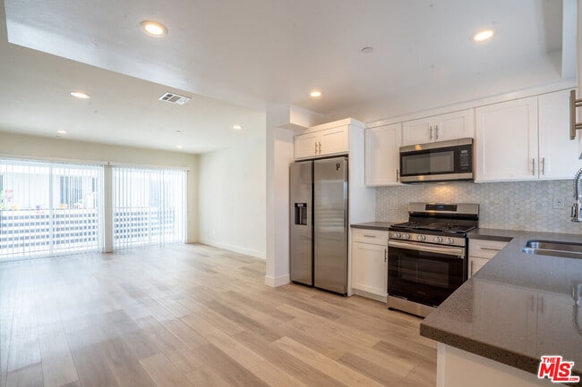 Photo - 608 1/2 N Gramercy Pl