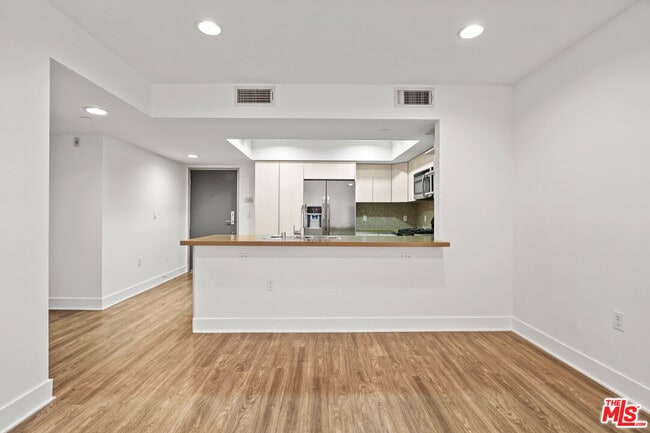 Photo - 10473 Santa Monica Blvd Unit ph5