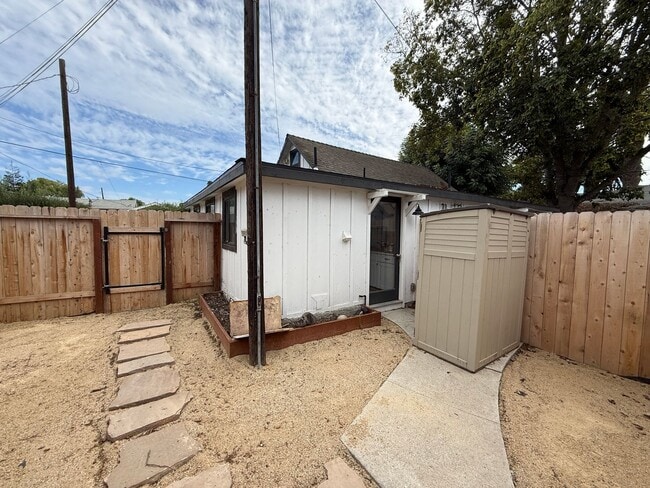 Building Photo - W20500 Unit B