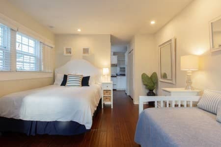 Light and bright, cheerful decor - 2318 Strongs Dr Unit 1