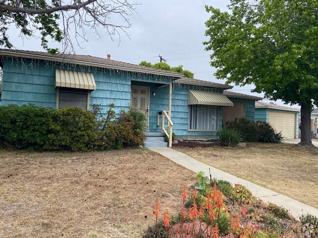 Building Photo - Cute 3 Bedroom 2 bath home located near SD...