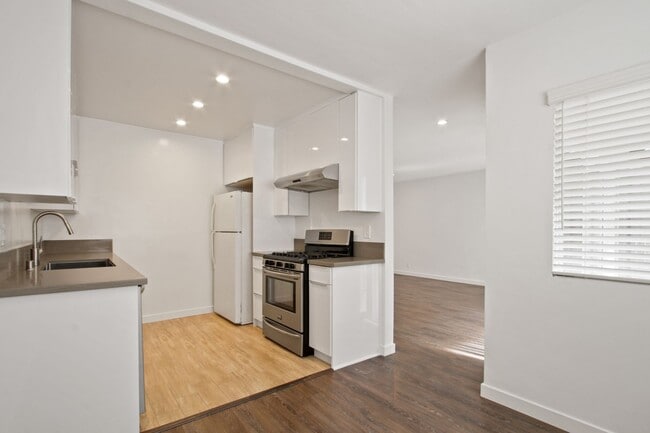 Building Photo - 1043 5th St