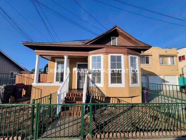 Building Photo - 1815 E 11th St
