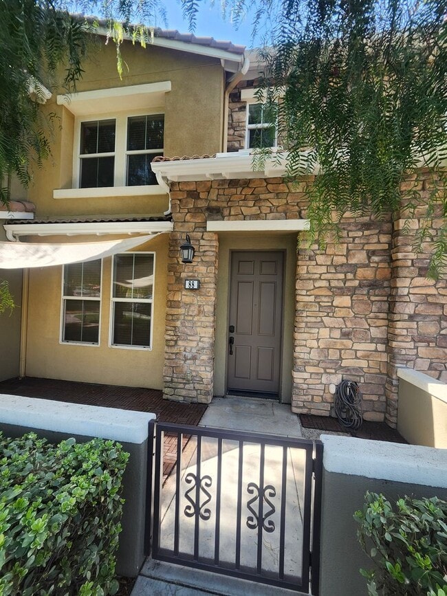 Beautiful two-story townhouse in Fontana G... - Beautiful two-story townhouse in Fontana G...