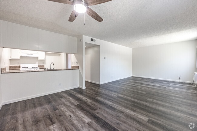 2BR, 2BA - 900SF - Dining Room - Lakewood Gardens