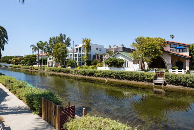 Photo - 432 Howland Canal