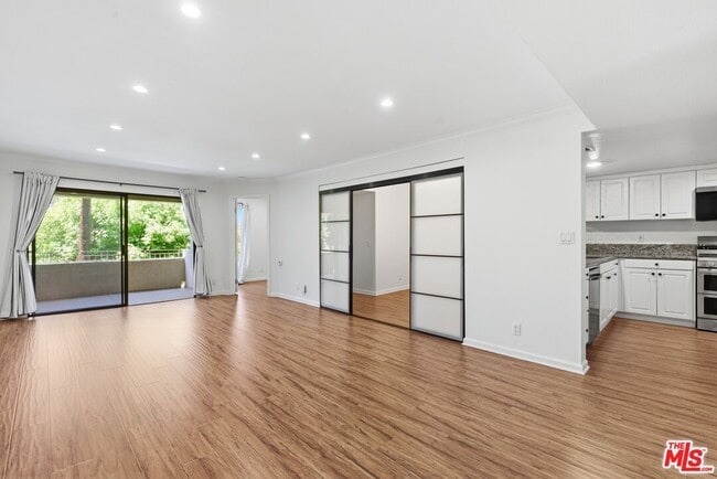 Building Photo - 5009 Woodman Ave Unit 308
