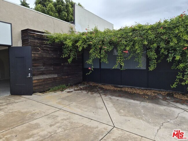 Photo - 10835 Magnolia Blvd