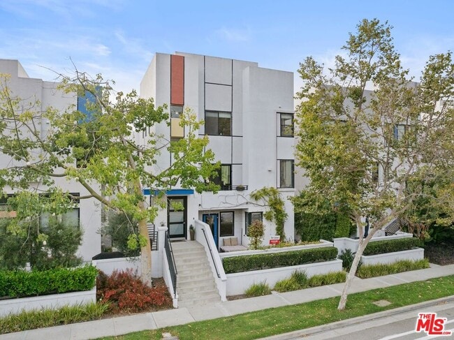 Building Photo - 12911 Bluff Creek Dr