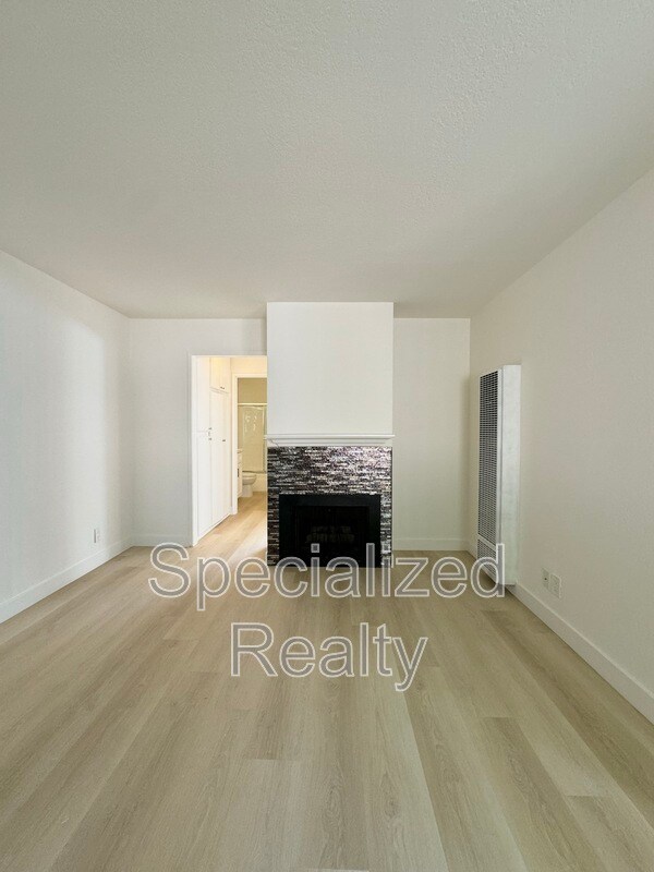 Photo - 14718 Sylvan St Unit 103