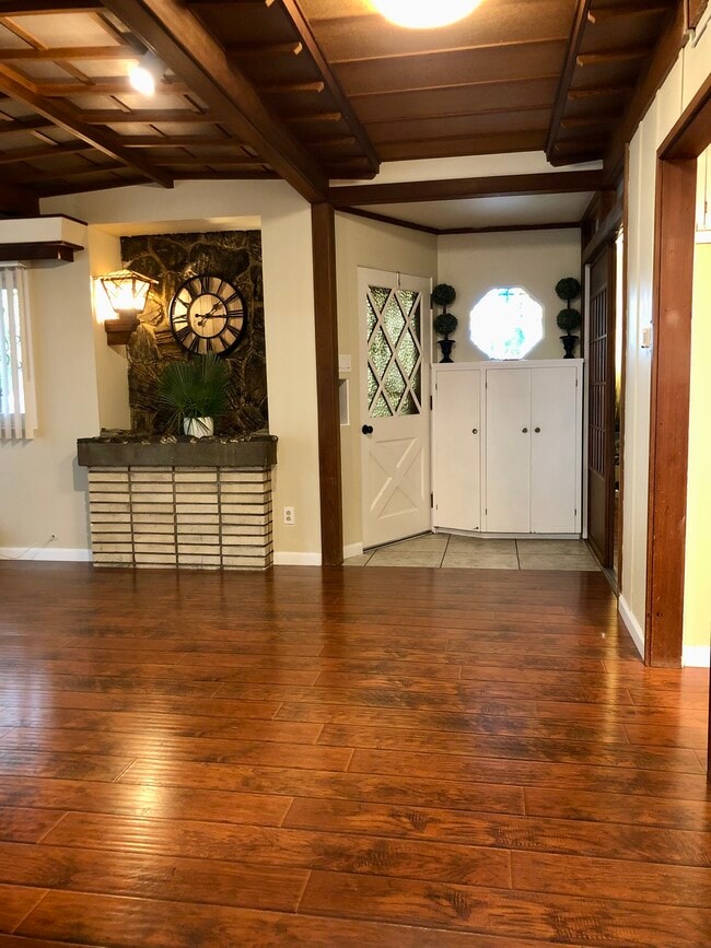 Photo - 2447 Malabar St