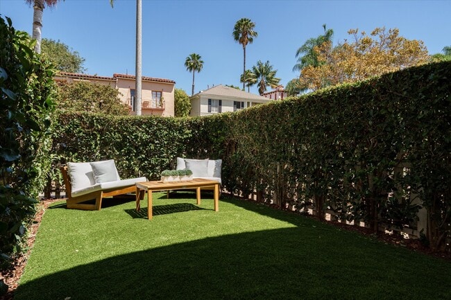 Private yard - 215 S Poinsettia Pl Unit 215