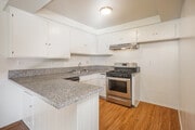 2BR, 2BA - 900SF - Kitchen - Lakewood Village