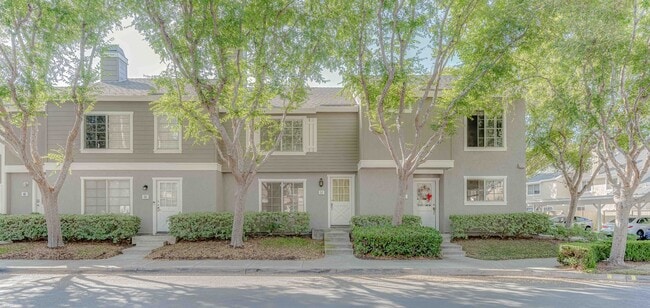 Building Photo - 36 Greenbough Unit #106