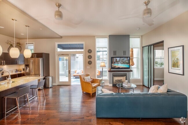 Building Photo - Modern Townhome Living in the Heart of Dow...