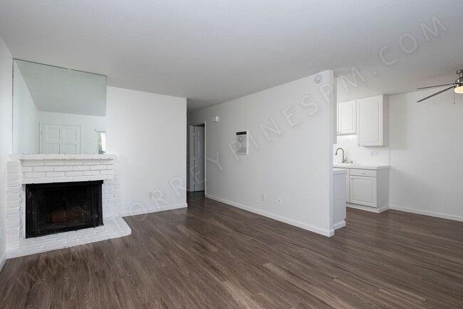 Building Photo - *OPEN HOUSE: 12/5 4-6PM* 2BR in Pacific Beach w/ a Fireplace and 2 Parking Spaces!