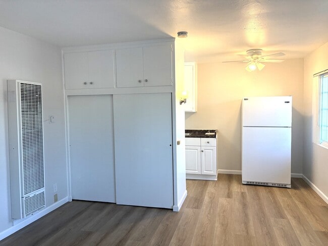 Building Photo - 5253 Monroe Ave Unit 3