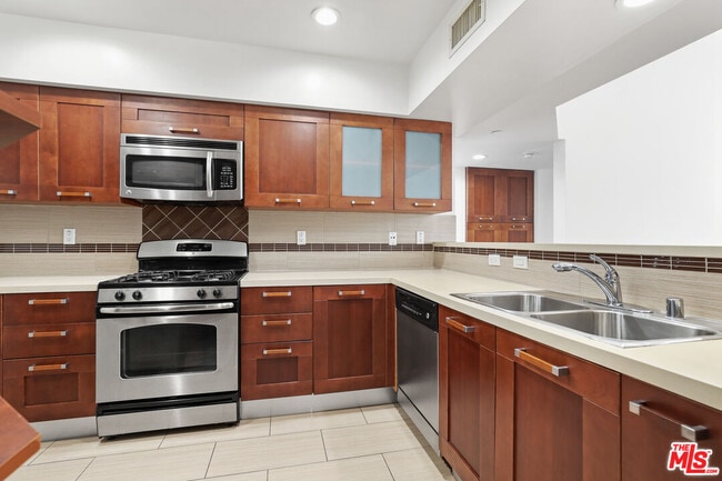 Building Photo - 1240 S Sherbourne Dr Unit 102