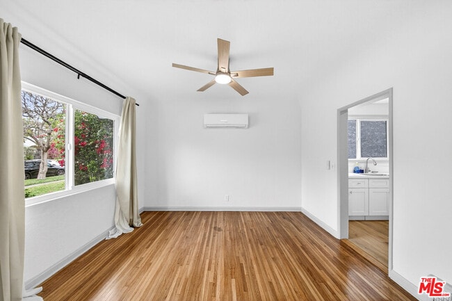 Photo - 1050 S Hayworth Ave