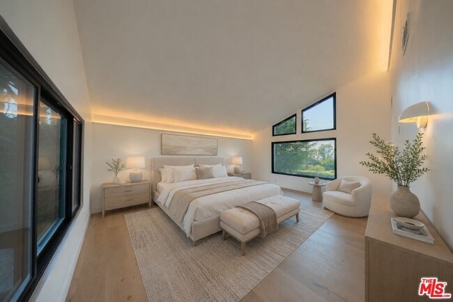 Photo - 13302 Mulholland Dr