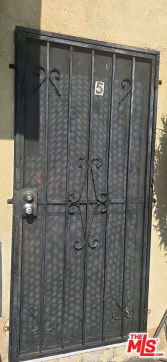 Building Photo - 2630 S La Salle Ave Unit 5