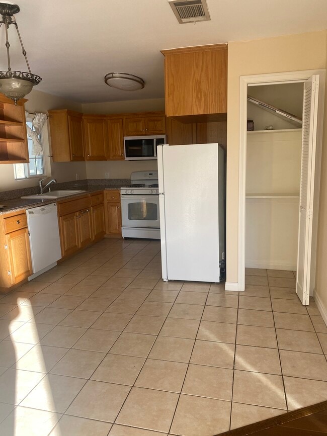Building Photo - 10934 Hesby St Unit B