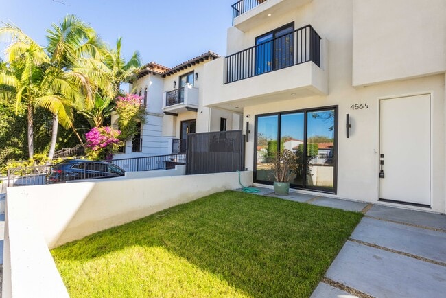 Photo - 456 N Poinsettia Pl