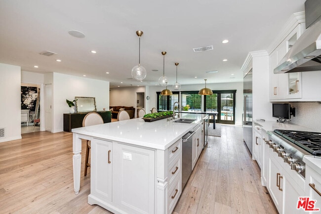 Photo - 4239 McFarlane Ave