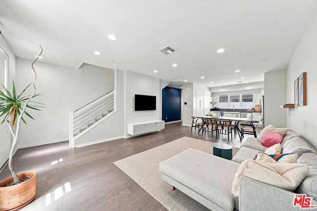 Building Photo - 2928 Rowena Ave Unit 3