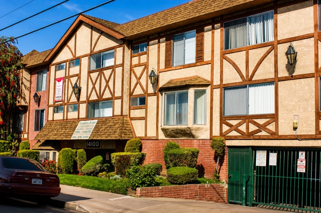 Building Photo - London Arms -14100-14030 CHADRON AVE