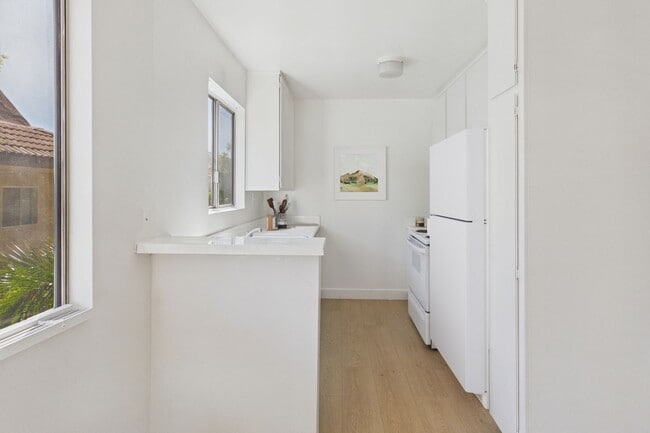 Building Photo - La Cresta Apartments