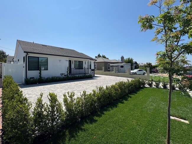 Photo - Newly Remodeled 3 Bed / 1.5 Bath Front House of Duplex
