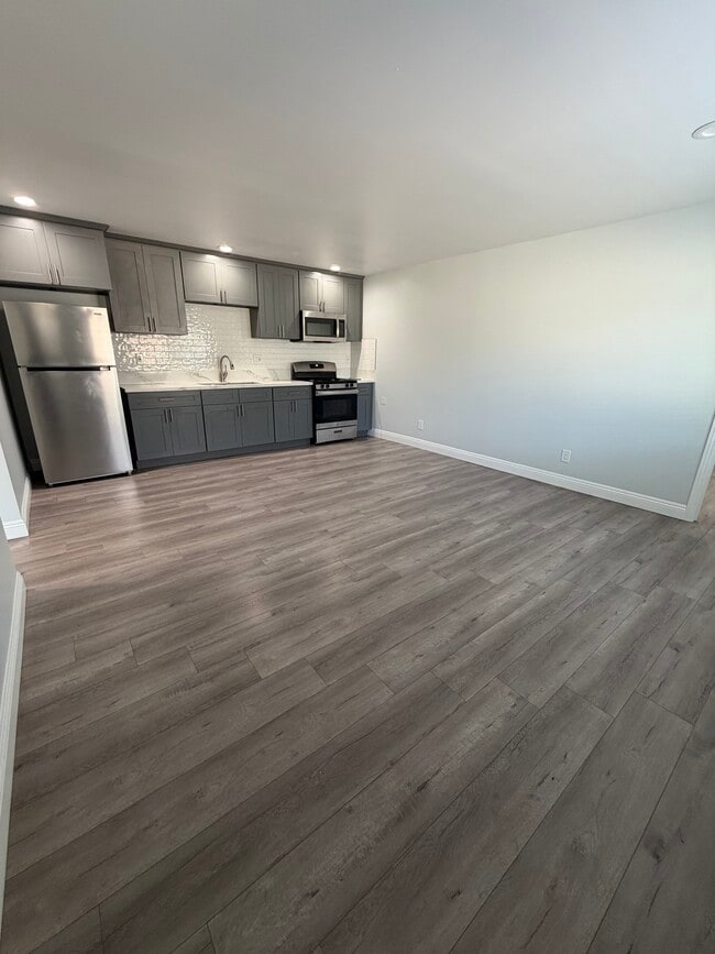 Building Photo - 1303 W 109th Pl