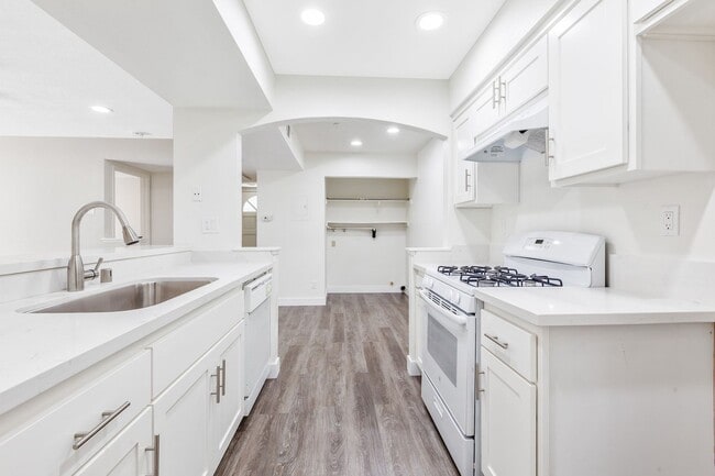 Photo - Palm Court Apartments