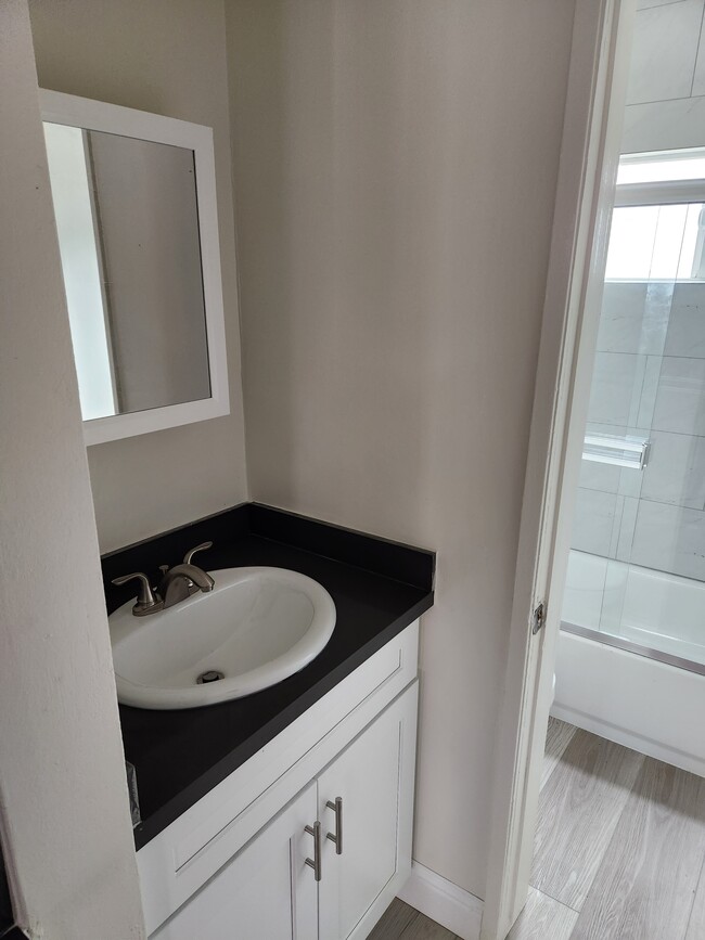 Building Photo - 5242 Cahuenga Blvd Unit #2