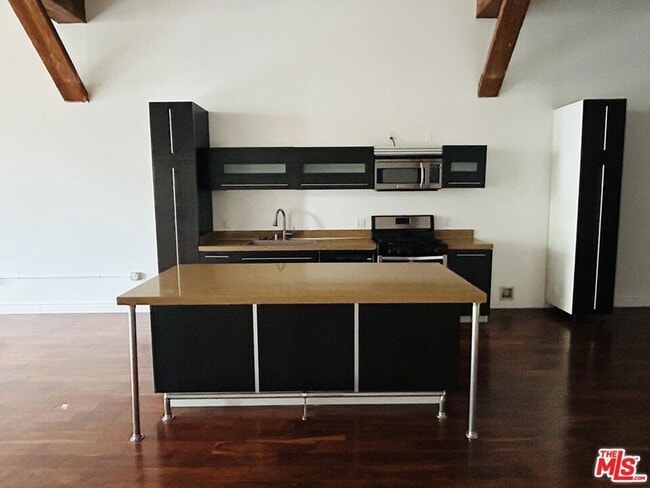 Photo - 652 Mateo St