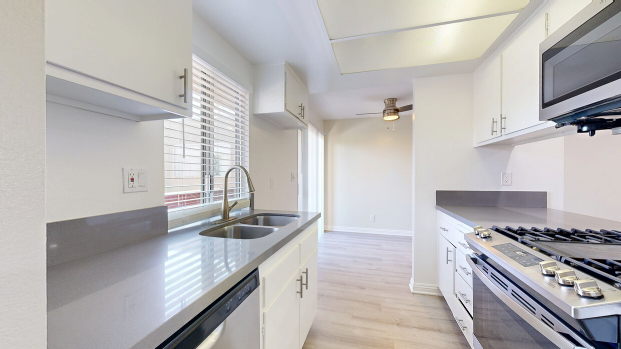 3D Tour - 250 E Acacia St. Apartments