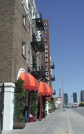 Building Photo - 1927 6th W St Unit 405