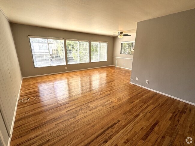 Building Photo - 556 Kings N Rd Unit 1 Rental