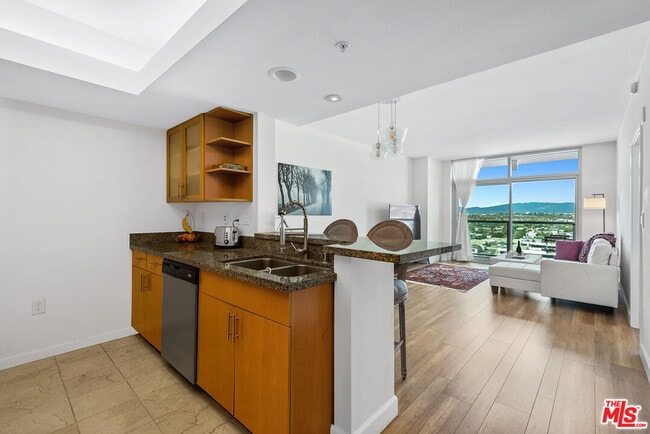 Building Photo - 13700 Marina Pointe Dr Unit 1022