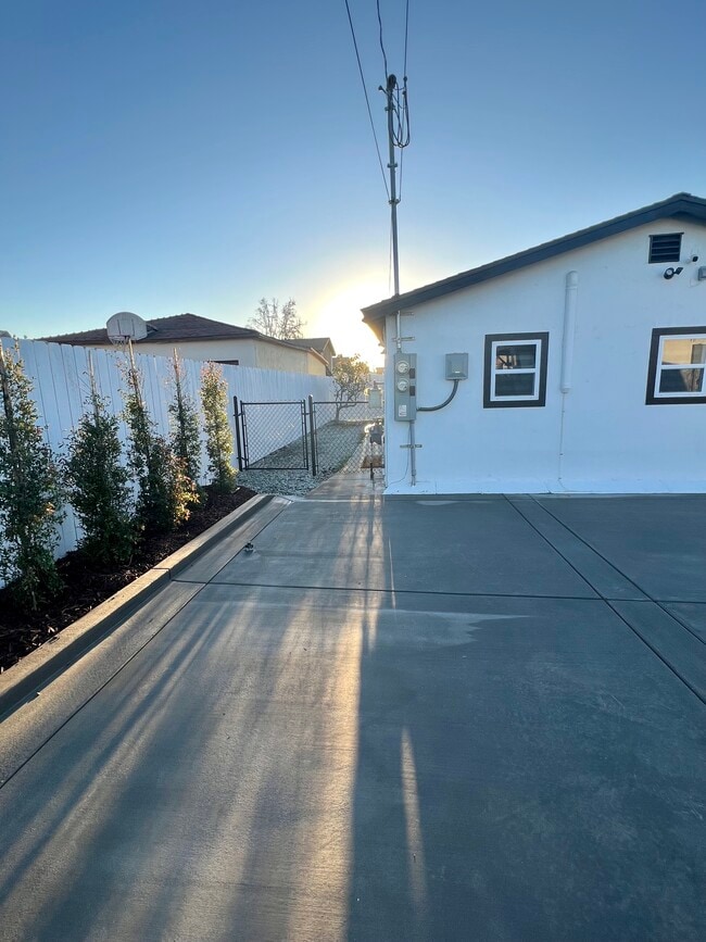 Building Photo - 2016 N Ave