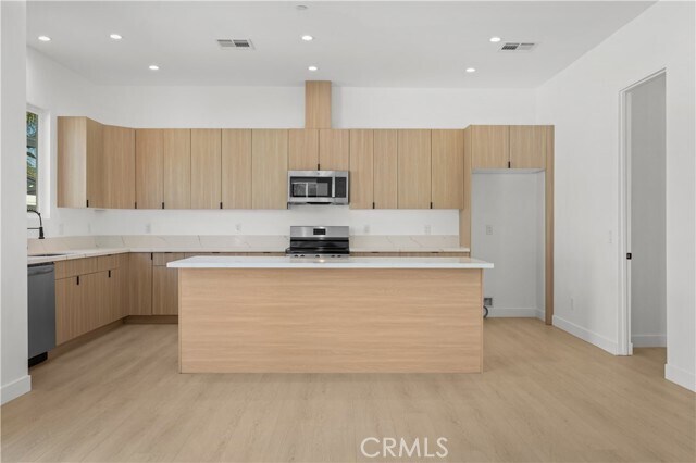 Photo - 6948 Amestoy Ave