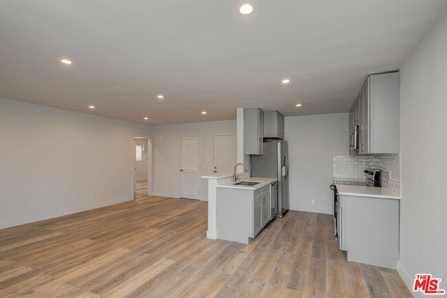 Building Photo - 314 S Oxford Ave Unit 7