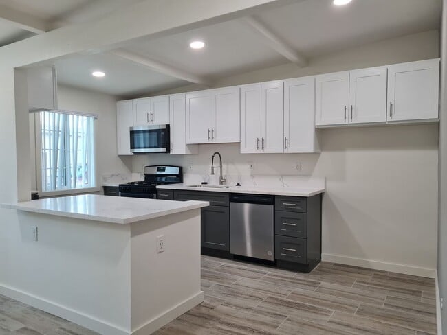 Building Photo - Remodeled 1 Bedroom Unit 1437
