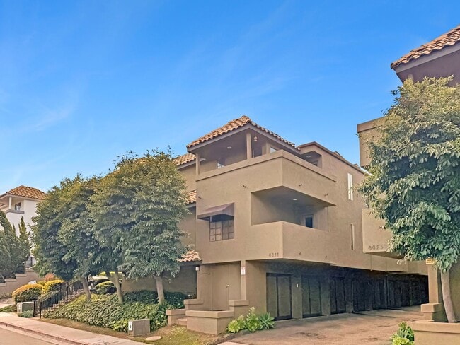 Building Photo - Great 2 bed/2bath condo w/AC and detached ... Unit 16