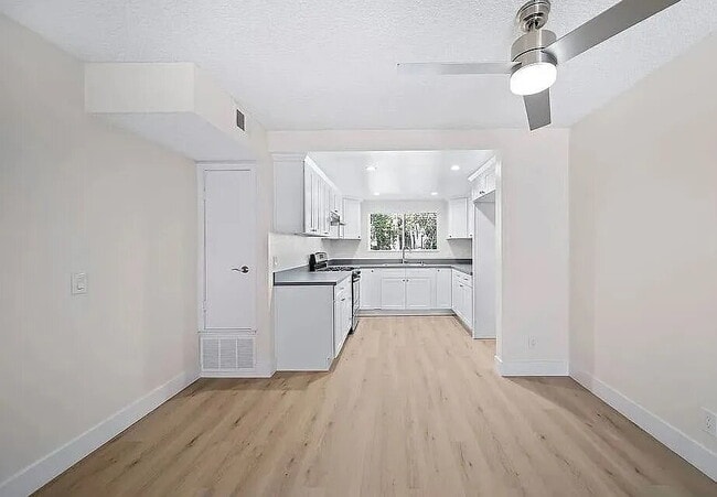 Photo - "Charming 3-Bed Townhouse with Granite Countertops & Hardwood Floors in Santa Ana!"